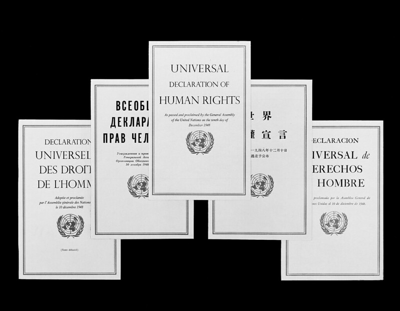 Reproducción de las portadas de las ediciones francesa, rusa, inglesa, china y española del folleto: "Declaración Universal de los Derechos...